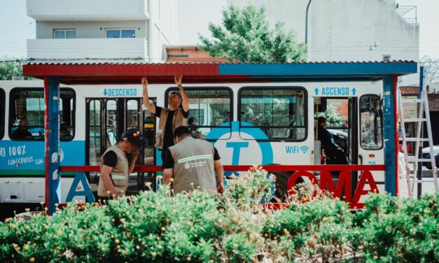 Mediante un operativo integral, el Municipio continúa la puesta en valor de paradas de colectivo