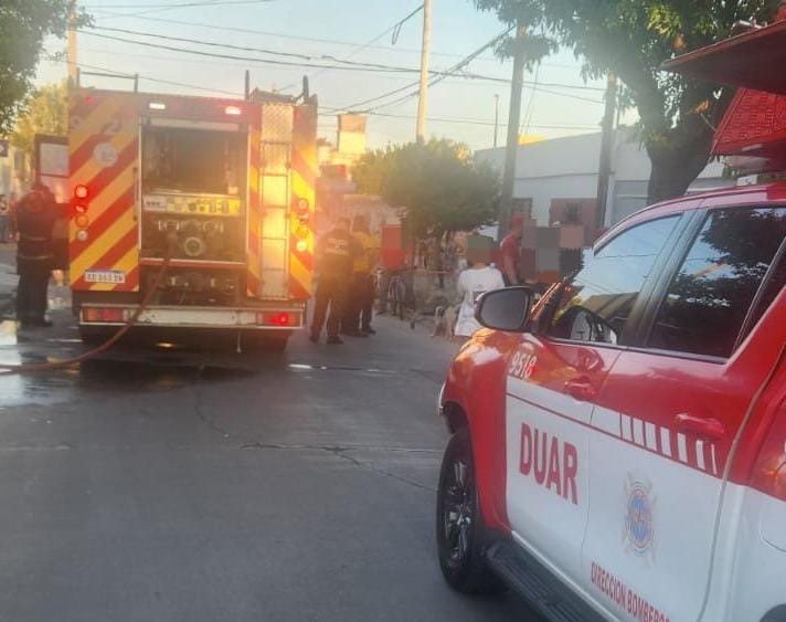 Incendio en una vivienda de barrio Urquiza: un menor fue asistido en el Hospital de Niños