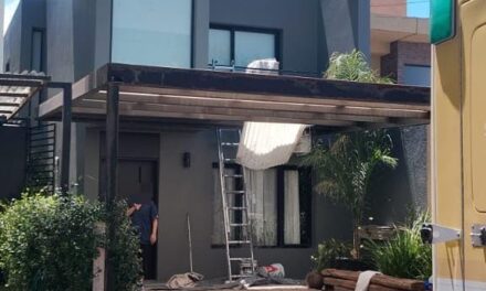 Pintaba una casa y cayó cinco metros