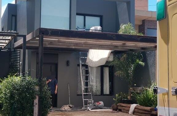 Pintaba una casa y cayó cinco metros