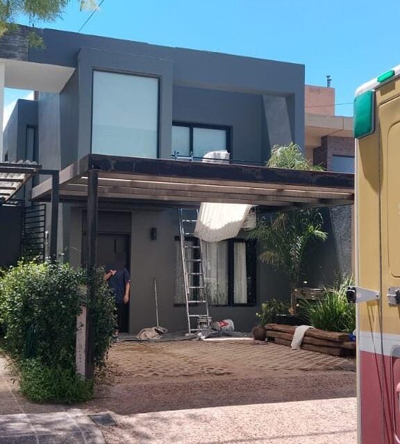 Pintaba una casa y cayó cinco metros