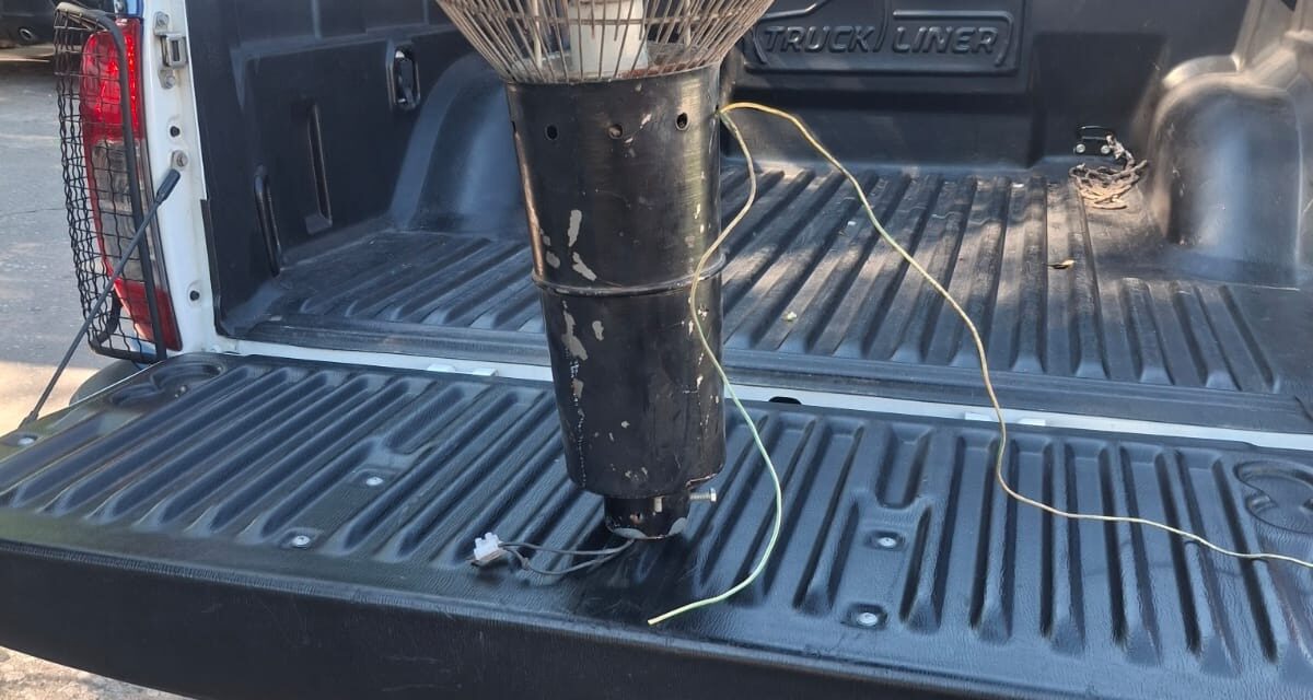 Robó un farol del cementerio y quedó filmado