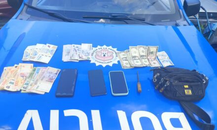 Los atraparon robando autos en un centro comercial