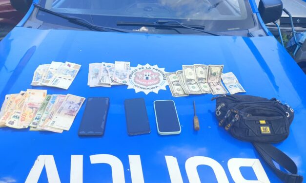 Los atraparon robando autos en un centro comercial