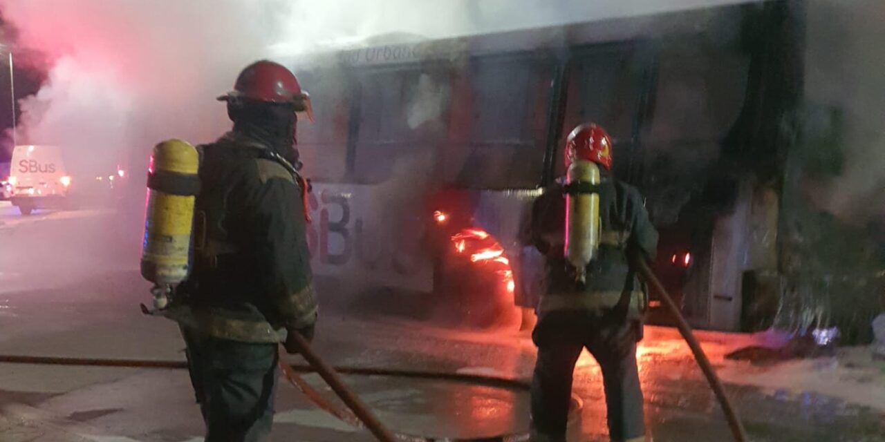 Se incendió un colectivo urbano en barrio Comunidad Renault