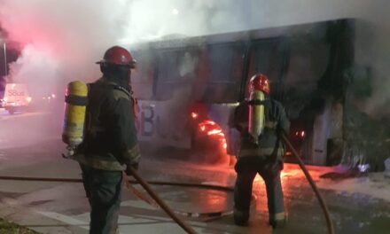 Se incendió un colectivo urbano en barrio Comunidad Renault