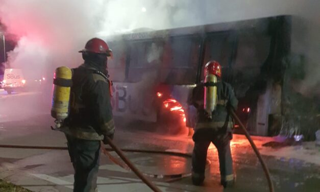 Se incendió un colectivo urbano en barrio Comunidad Renault