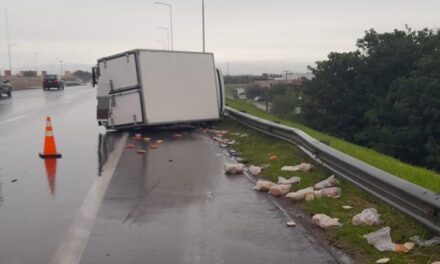 Volcó un camión con panificados en Circunvalación