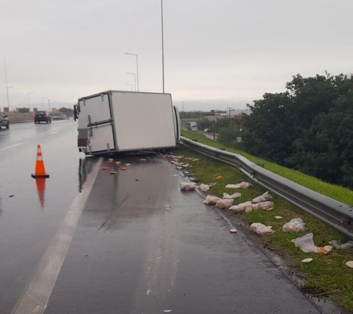 Volcó un camión con panificados en Circunvalación