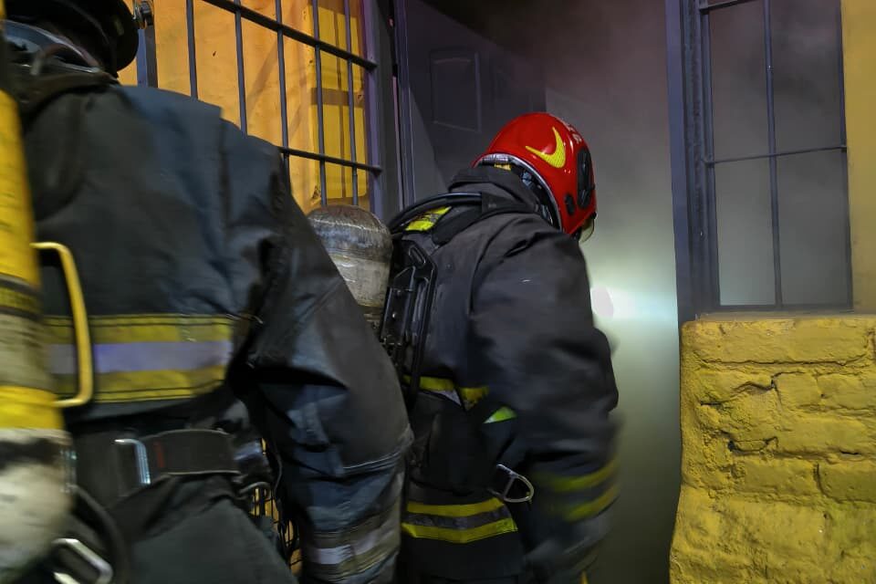 Voraz incendio arrasó una casa y afectó a otra en Alberdi