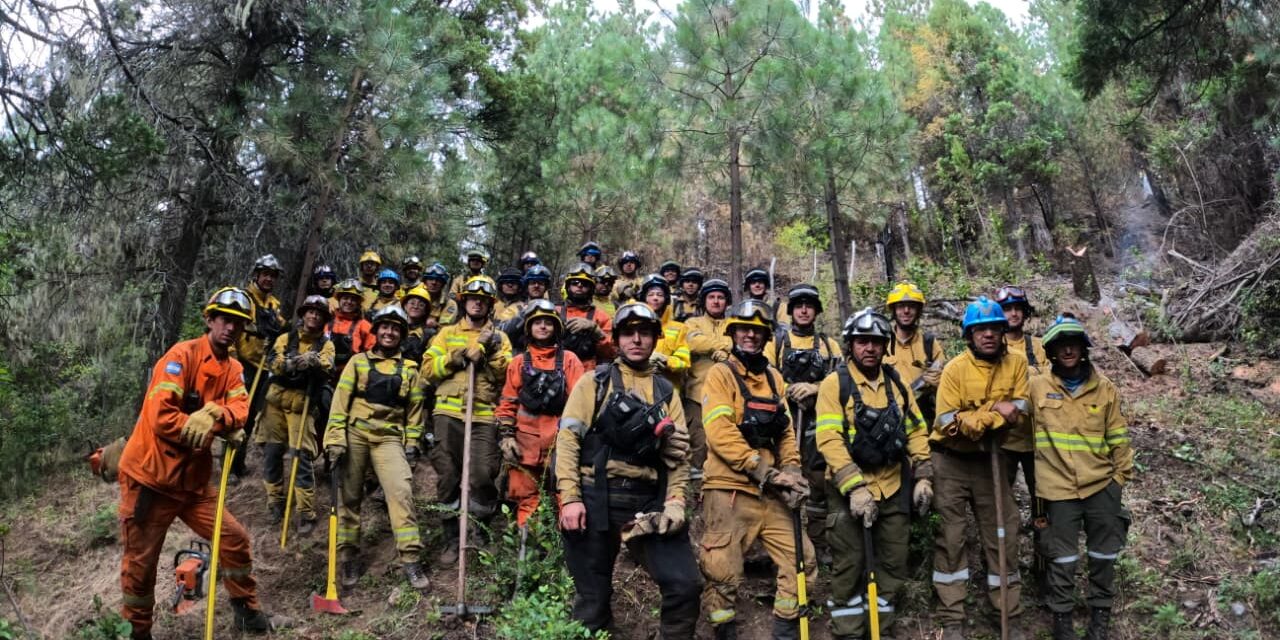 Más de 150 bomberos cordobeses combatieron el fuego en Chubut