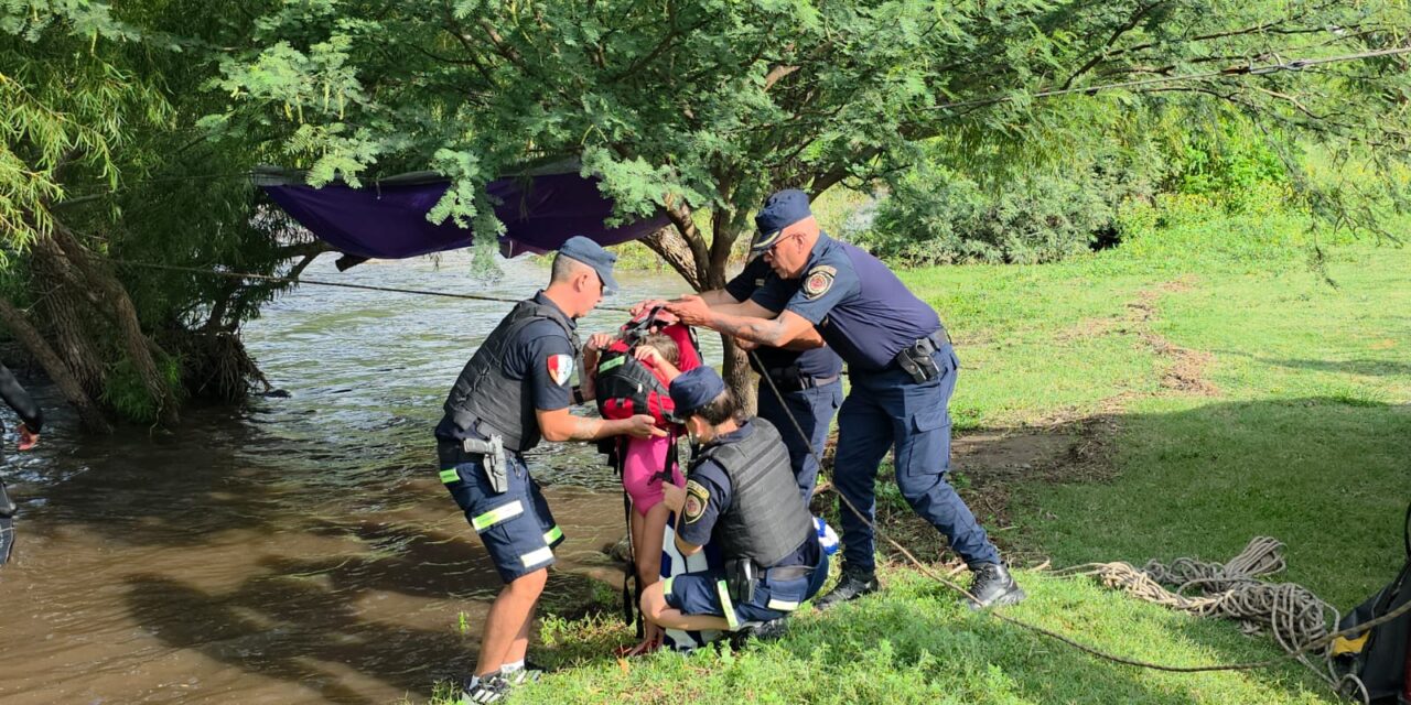 Espectacular rescate por la crecida del río en Villa de Soto
