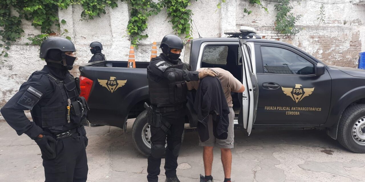 Cerraron un punto de venta y detuvieron a dos hombres en Punilla