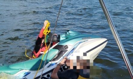 Se dio vuelta una moto de agua en Los Molinos y fueron rescatados