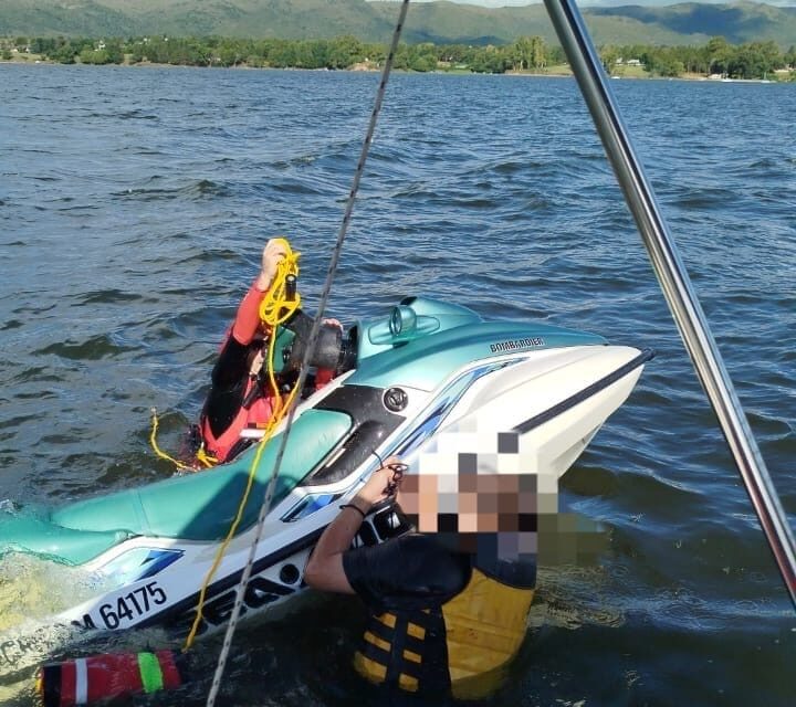 Se dio vuelta una moto de agua en Los Molinos y fueron rescatados