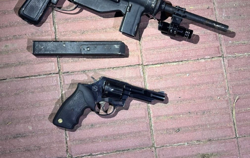 Abandonó una mochila con una ametralladora y huyó