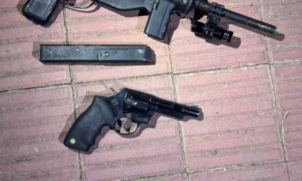 Abandonó una mochila con una ametralladora y huyó