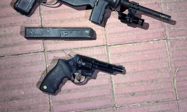 Abandonó una mochila con una ametralladora y huyó