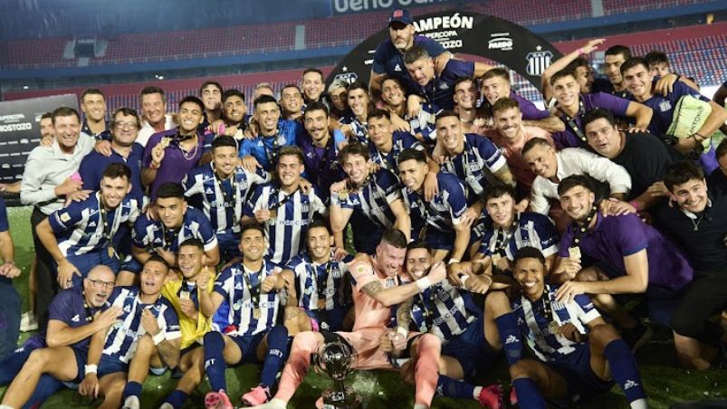 Talleres invita a los hinchas a sacarse una foto con la copa de la Supercopa Internacional