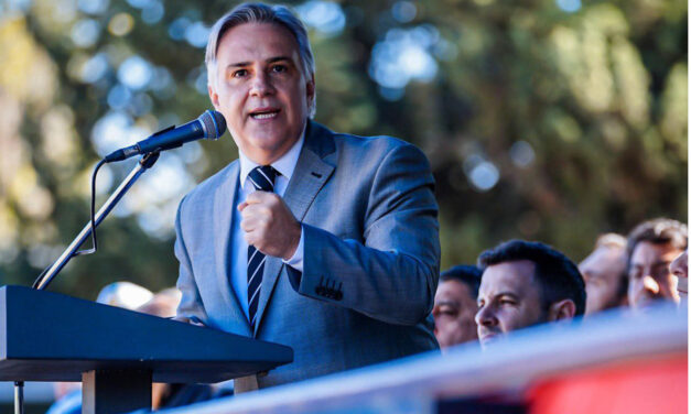 Llaryora dispuso tres días de duelo por el policía asesinado en Villa Belgrano