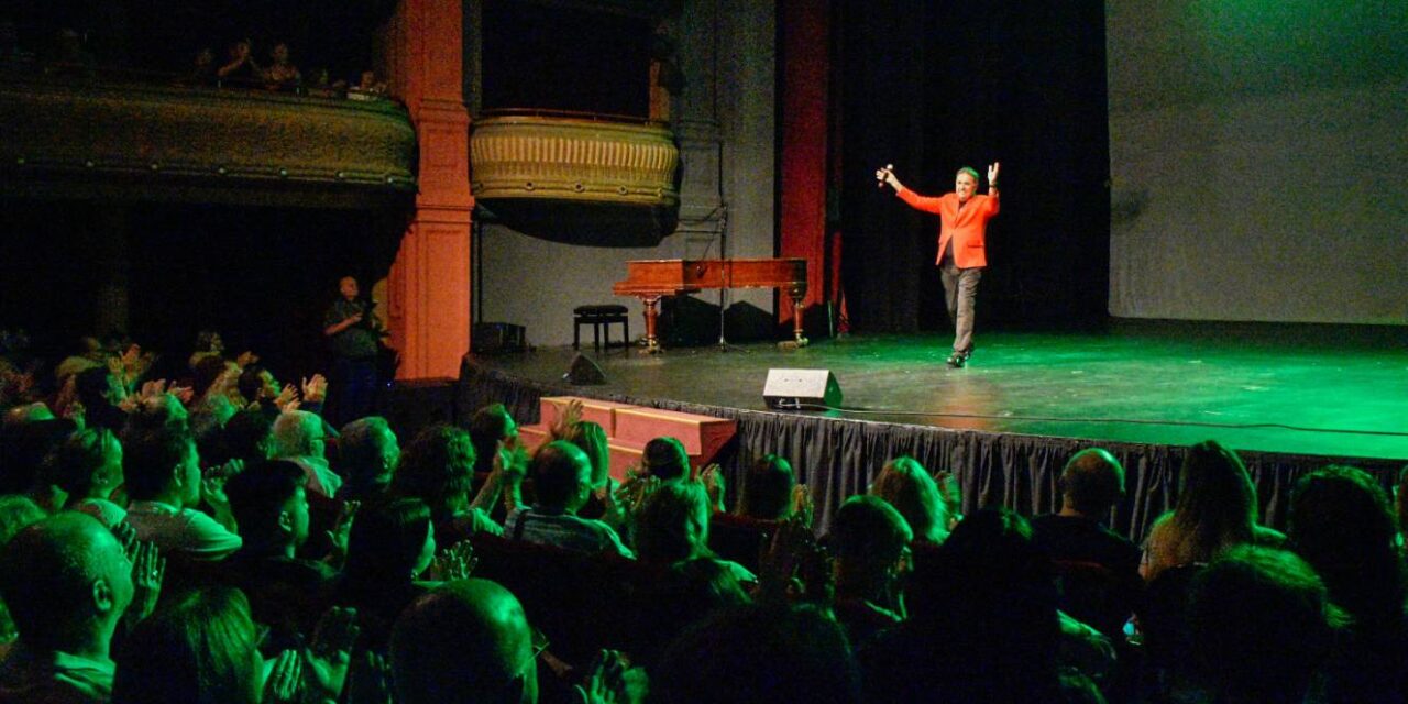 Devalis llevó las redes al teatro