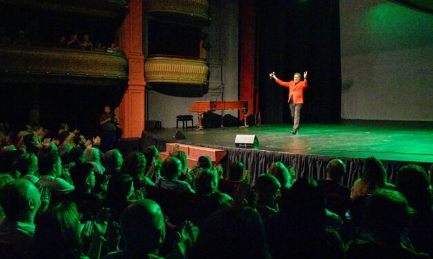 Devalis llevó las redes al teatro