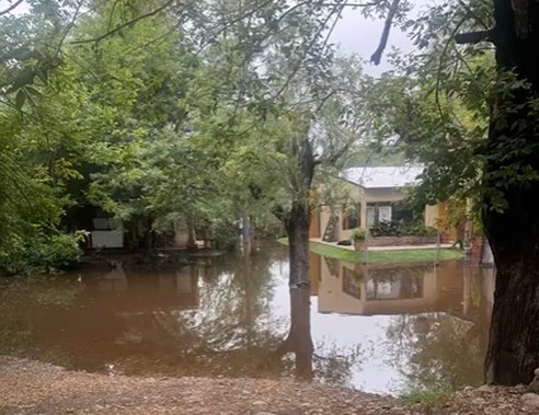 Vecinos de Villa Belgrano preocupados por la crecida del Suquía