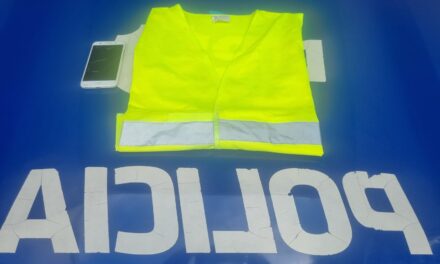 Naranjita rompió un auto, olvidó su celular y fue detenido