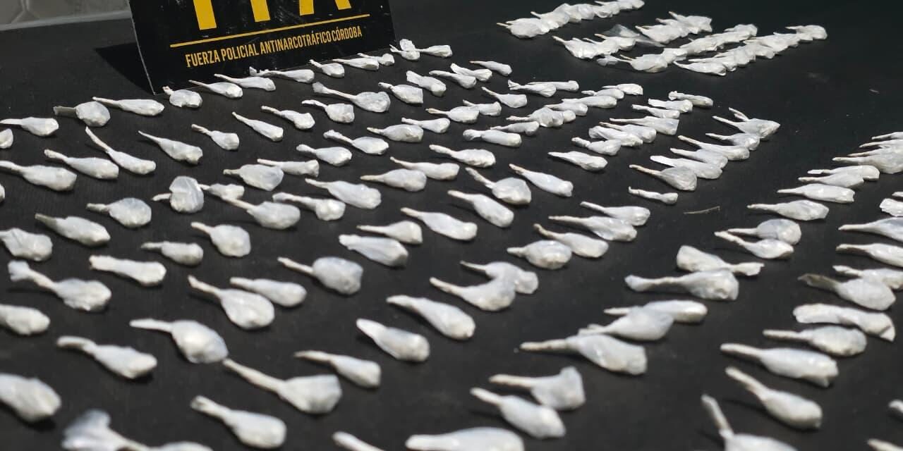 Narcomenudeo en Córdoba: tres detenidos con más de 700 dosis de cocaína