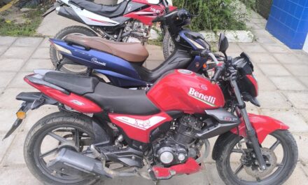 Escapó de la Policía y cayó con motos robadas