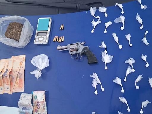 Cayó en Villa Boedo tras intentar huir con droga y un arma