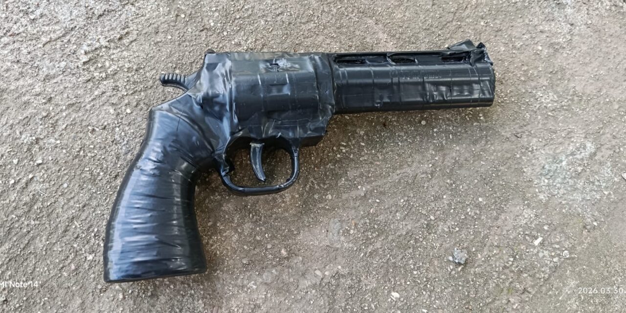 Alarma en una escuela: alumno llevó una réplica de arma