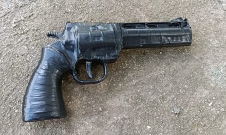 Alarma en una escuela: alumno llevó una réplica de arma