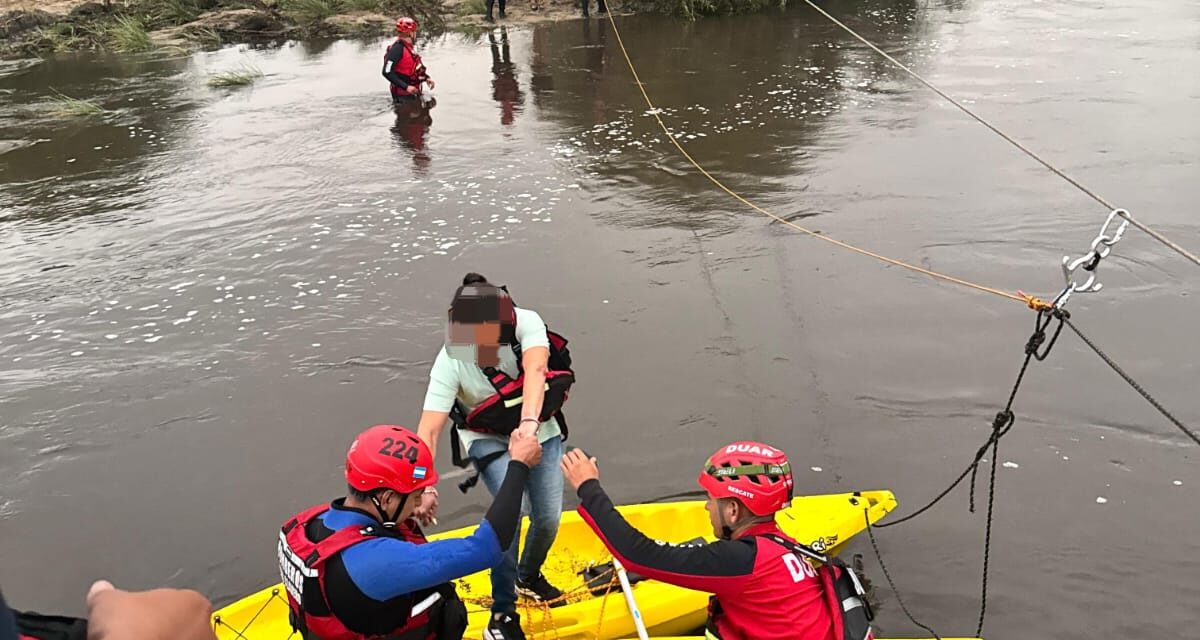 Rescatan a docentes y alumnos varados en Achala
