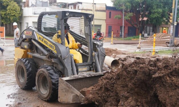 Reemplazan desagüe tras socavón en zona sur