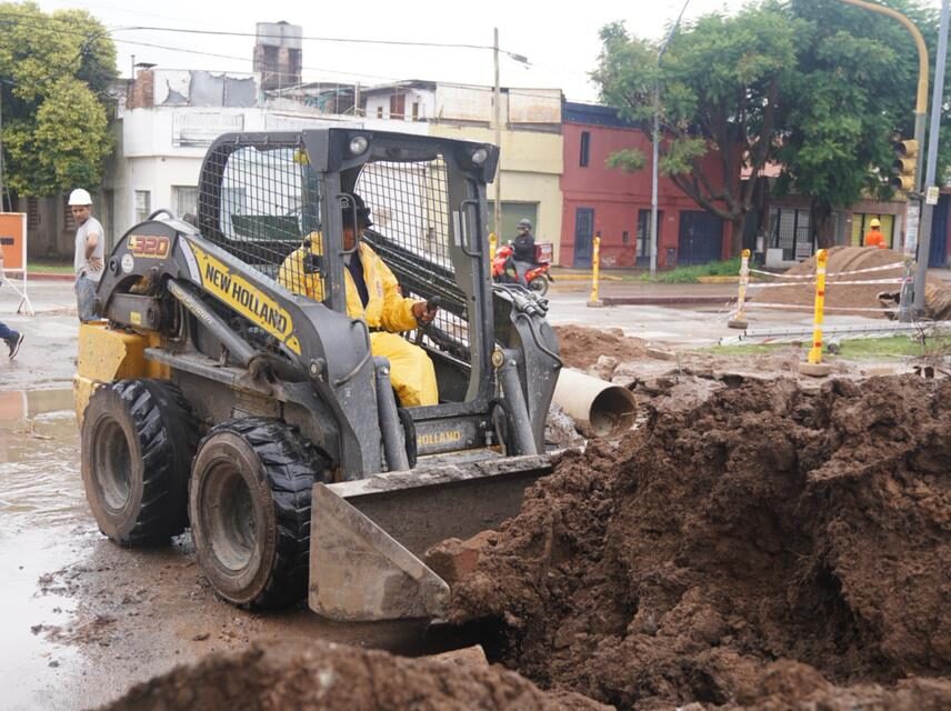 Reemplazan desagüe tras socavón en zona sur