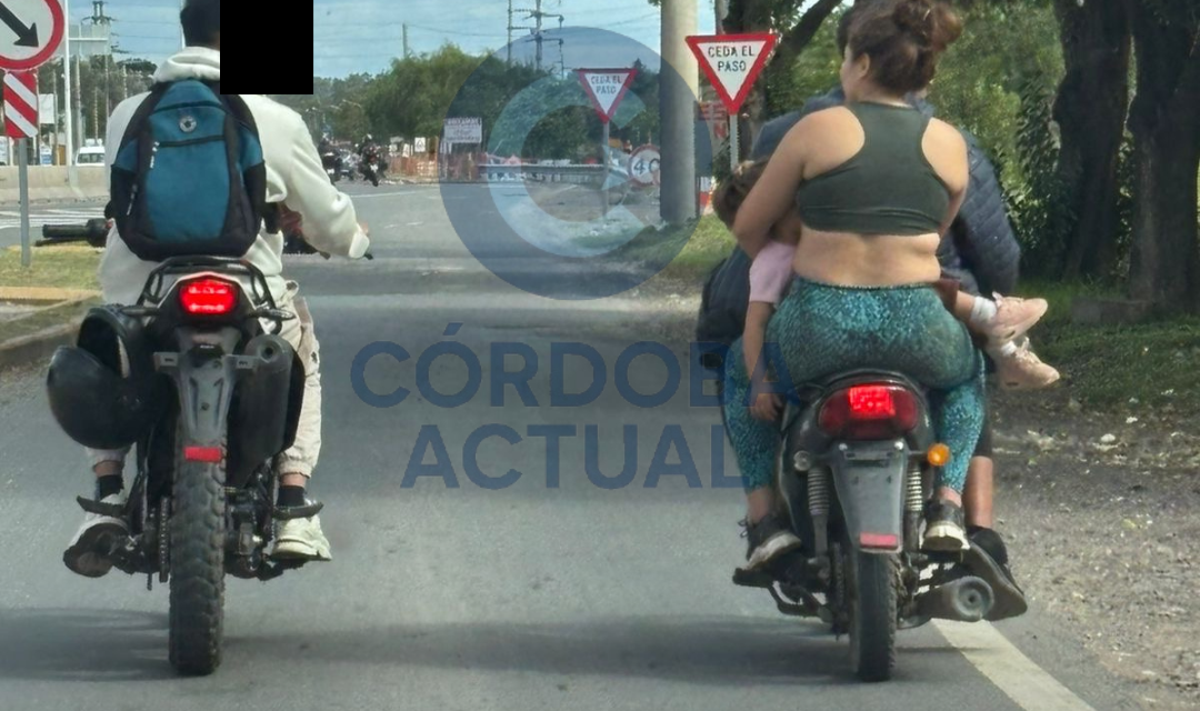 Jesús María: sin casco y amamantando en moto