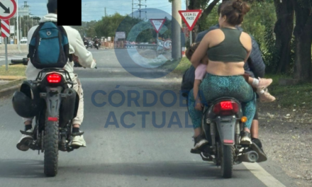 Jesús María: sin casco y amamantando en moto