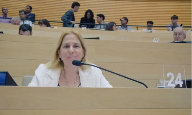 Ariela Szpanin viajó en colectivo para dar clases y sorprendió en redes