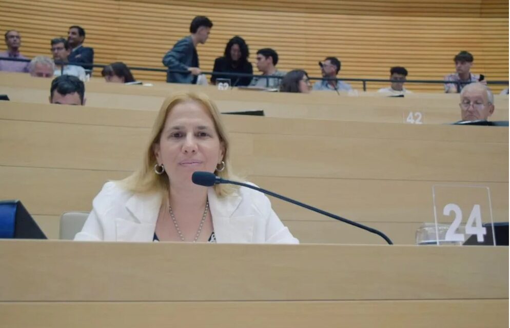 Ariela Szpanin viajó en colectivo para dar clases y sorprendió en redes