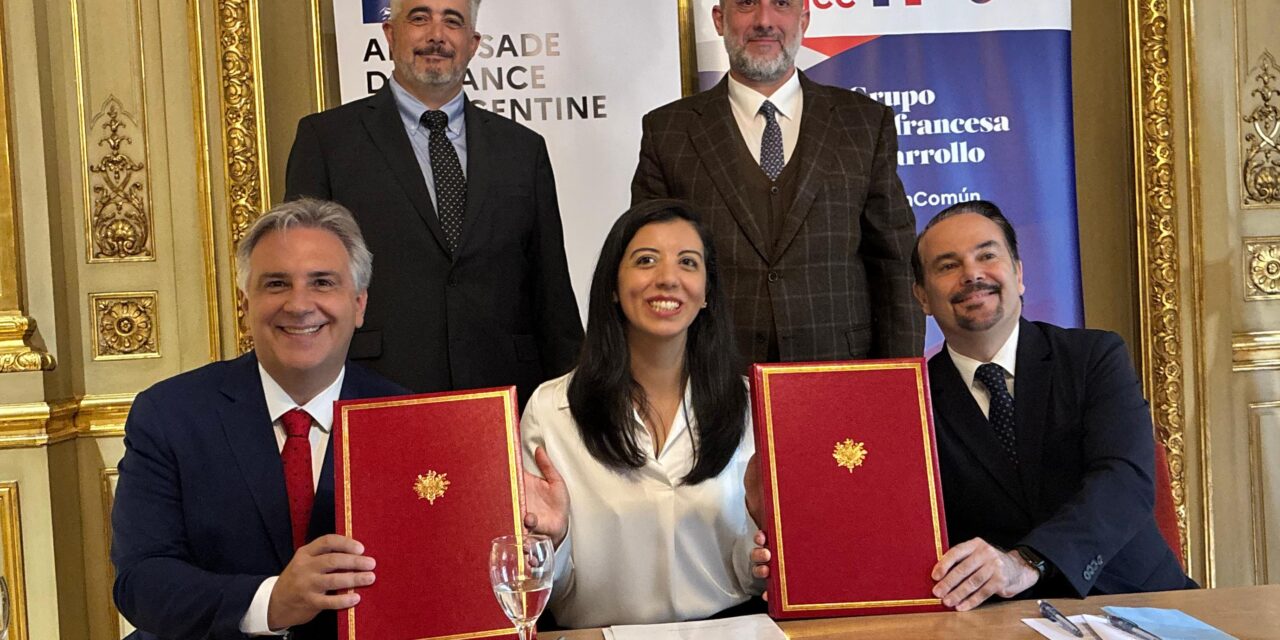 Reapareció Acosta en un acuerdo clave con financiamiento internacional