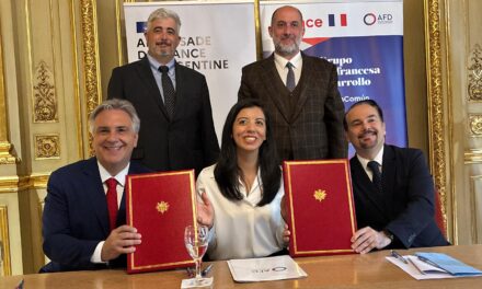 Reapareció Acosta en un acuerdo clave con financiamiento internacional