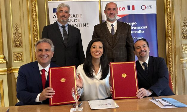 Reapareció Acosta en un acuerdo clave con financiamiento internacional