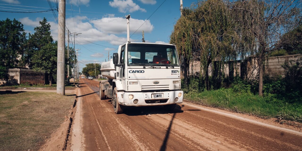 Tras las lluvias, refuerzan el arreglo de calles de tierra en Córdoba