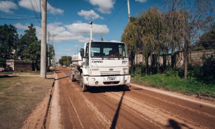 Tras las lluvias, refuerzan el arreglo de calles de tierra en Córdoba