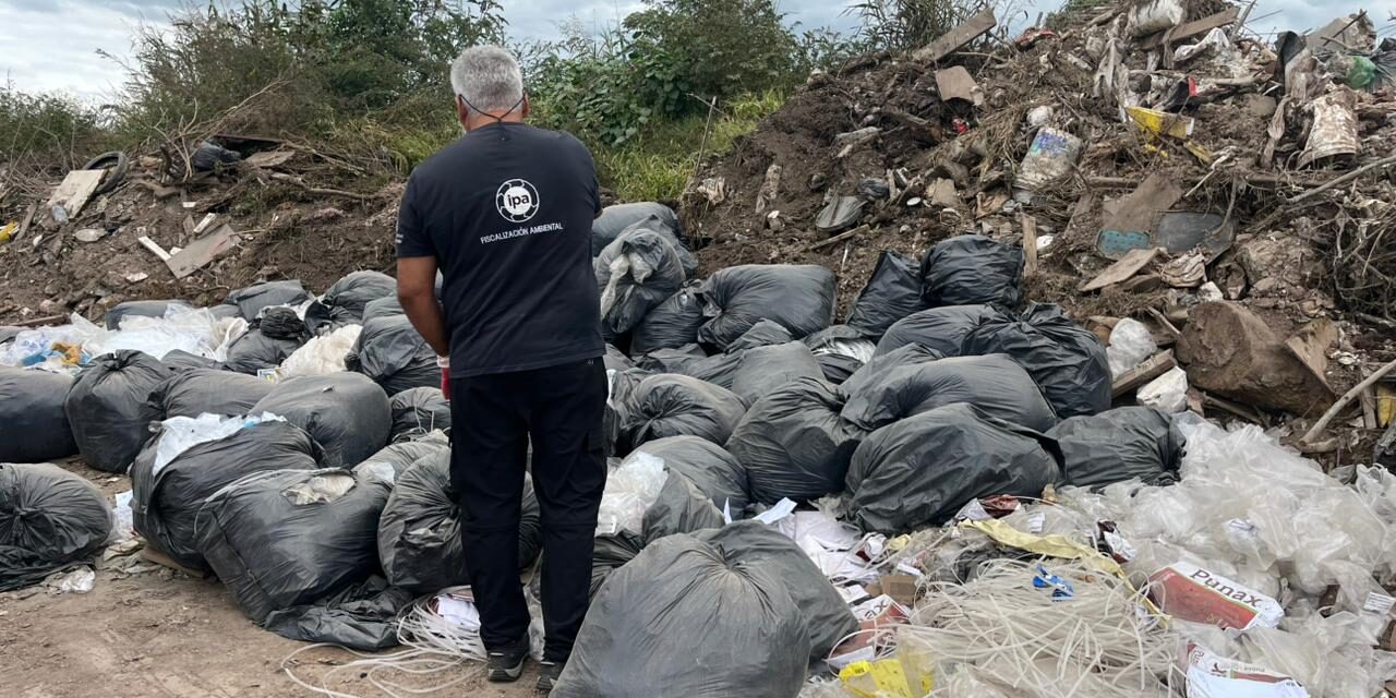 Clausuran una droguería por tirar basura en un macrobasural