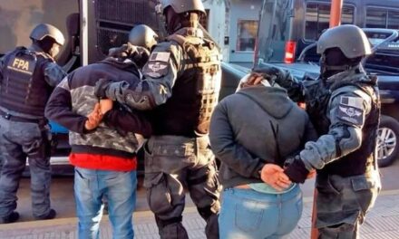 Intentaron robar con un arma falsa y terminaron detenidos