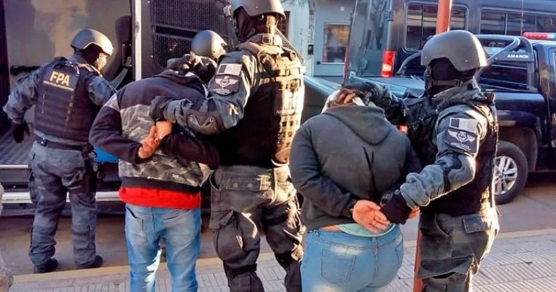 Intentaron robar con un arma falsa y terminaron detenidos