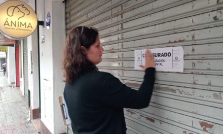 Clausuran veterinaria y carnicería por tirar residuos en la vía pública
