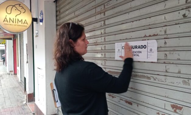 Clausuran veterinaria y carnicería por tirar residuos en la vía pública